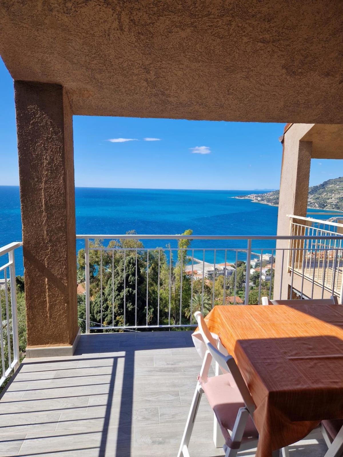 Appartement La Finestra Sul Golfo à Ospedaletti Extérieur photo